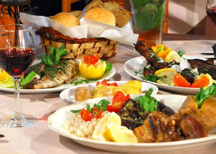 Lasonos Asimi - Luxury 3 Bedroom - Communal Pool Protaras